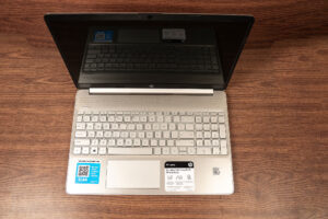 Portátil HP 15-dy1xxx - Intel Core i3-1005G1 - 4 Núcleos - 4GB RAM - SSD 128GB (7828) - 764 copia