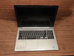 Portátil – Dell Inspiron 5570 15.6″ i7-8550U 128 GB SSD 8 GB RAM (7124)