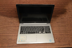 Portátil – Dell Inspiron 5570 15.6″ i7-8550U 128 GB SSD 8 GB RAM (7124) 03 copia