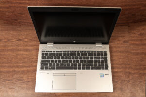 Portátil HP ProBook 650 G4 - Intel Core i5-8250U - 8 Núcleos - 8GB RAM - SSD 128GB (7130) - 76 copia