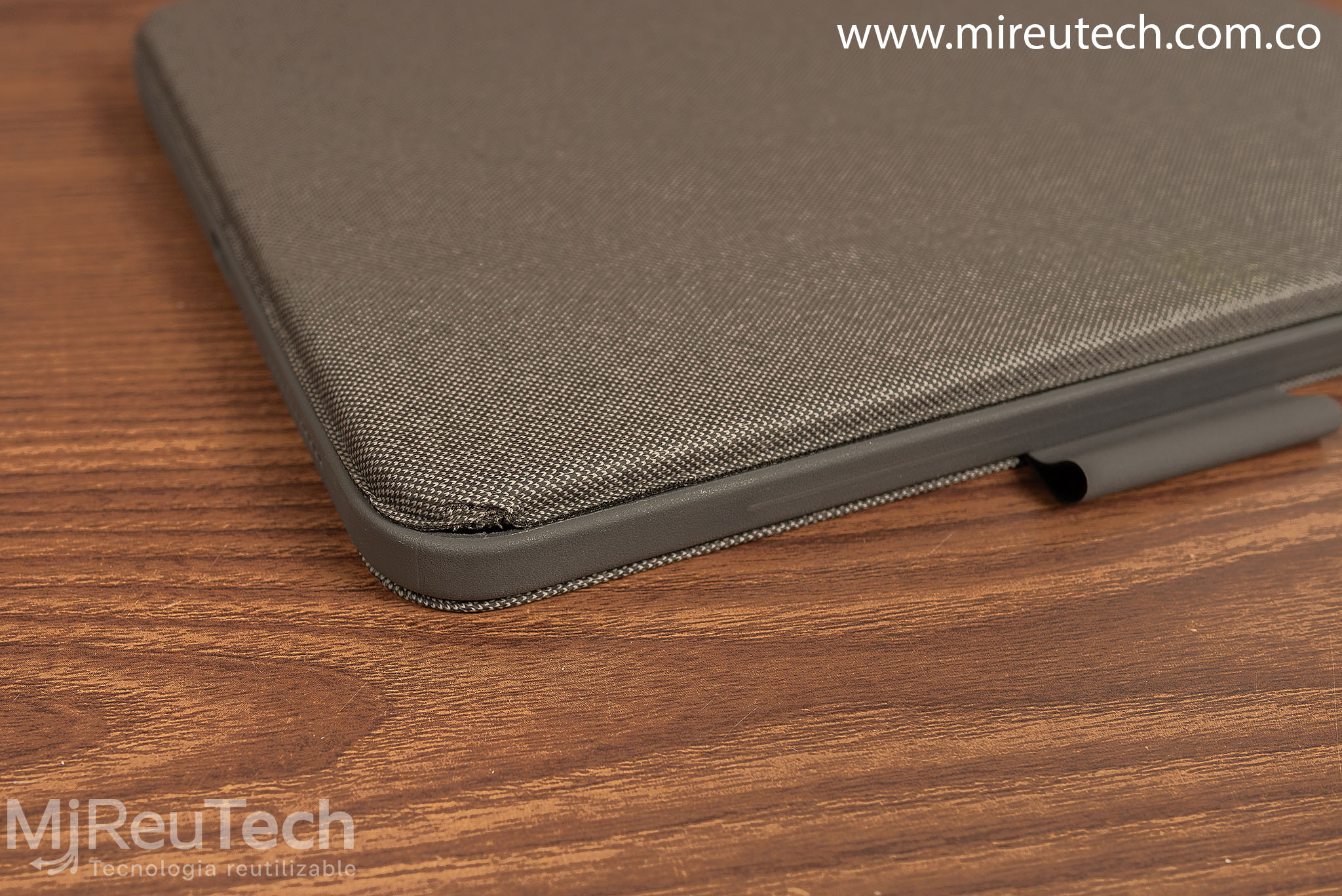 Logitech Combo Touch para iPad 10ª Generación (A16) – Teclado Desmontable (7236) - Imagen 7